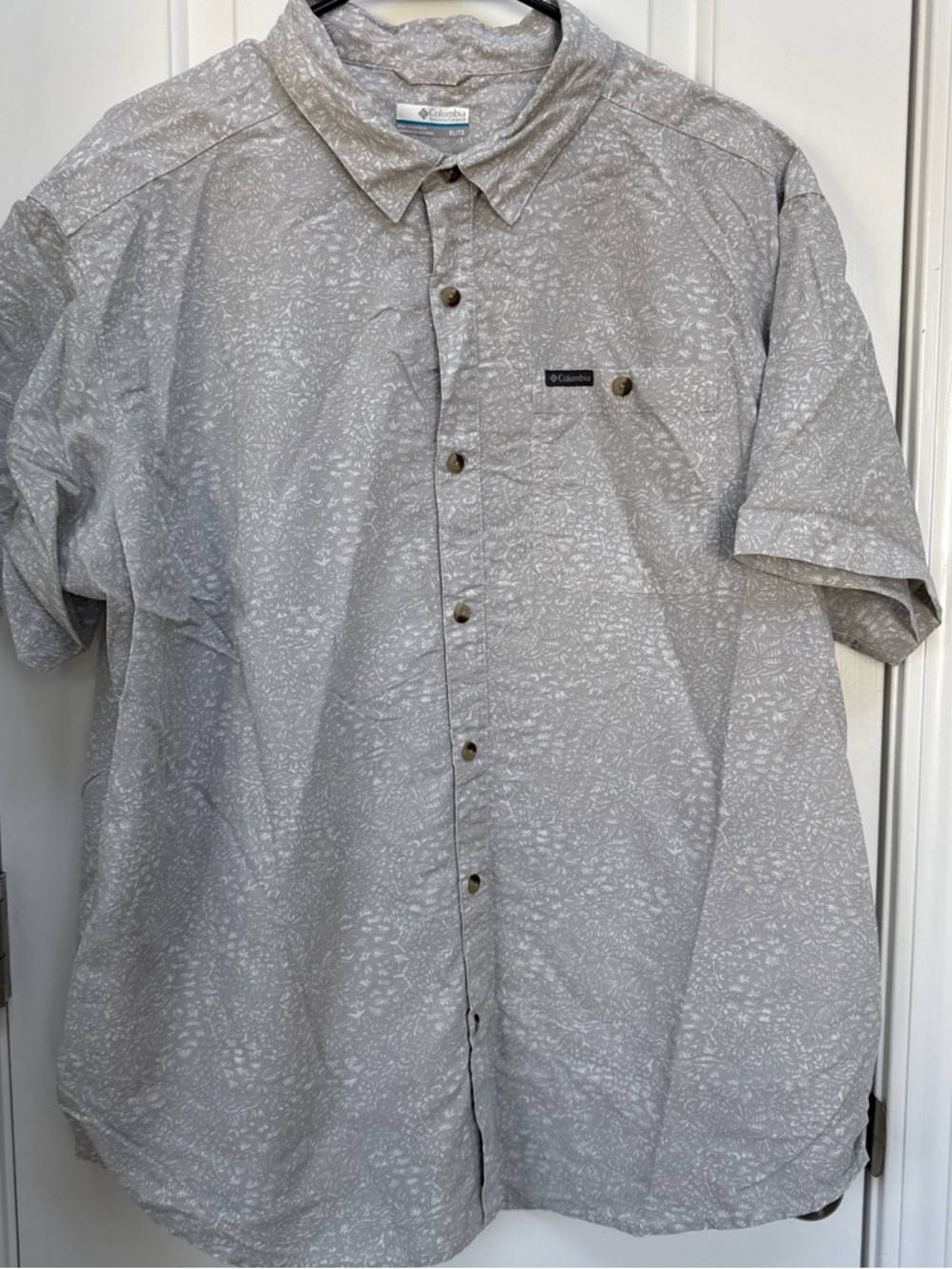 Columbia Men's Short-Sleeve Button-Up Shirt - Light Gray with Subtle Print